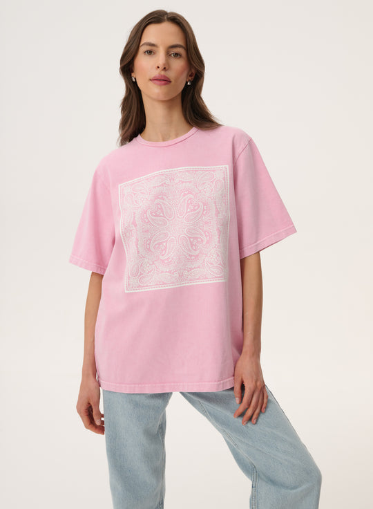 T-shirt z nadrukiem bandany z efektem sprania w kolorze różowym - Danny